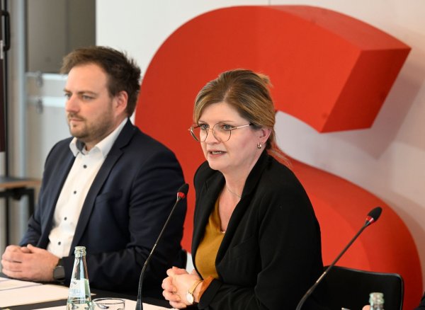Die Parteichefin der SPD in Nordrhein-Westfalen, Sarah Philipp, und Generalsekretär Cordes stellen eine außergewöhnliche Kampagne vor. (Archivbild) - © Roberto Pfeil/dpa