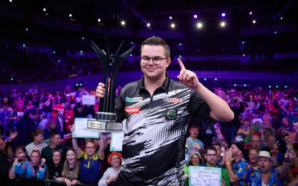 Van Veen ist der jüngste Darts-Europameister. - © Bernd Thissen/dpa