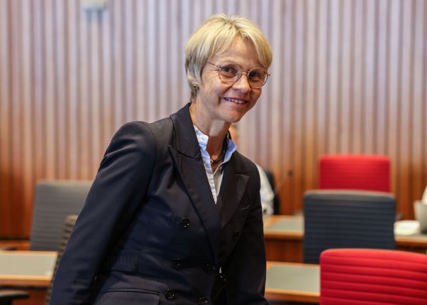 Ministerin Dorothee Feller (CDU) kommt in den Schulausschuss des Landtags (Archivfoto) - © Oliver Berg/dpa