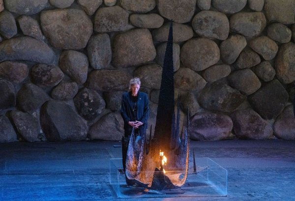 Prien besuchte die Gedenkstätte Yad Vashem. - © Ilia Yefimovich/dpa