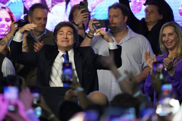 Der Jubel nach dem Sieg: Die Partei von Argentiniens Präsidenten Milei konnte bei der Kongresswahl zahlreiche Mandate hinzugewinnen. - © Rodrigo Abd/AP/dpa