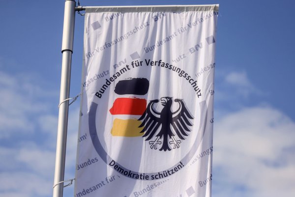 Der Verfassungsschutz hat die Aufgabe, die Demokratie zu schützen. Der Hauptsitz der Behörde ist in Köln. (Symbolbild) - © Oliver Berg/dpa