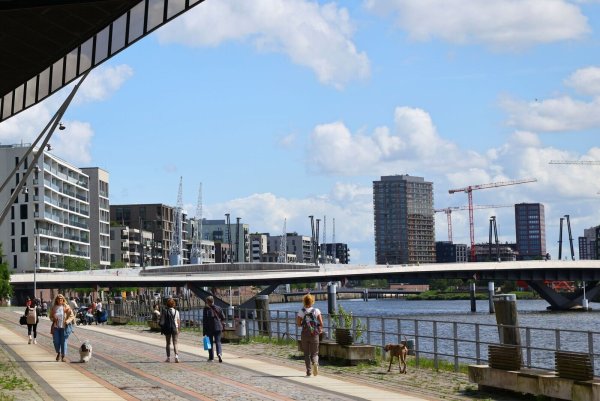 Laut einer Umfrage sind Menschen in Hamburg am zufriedensten. (Symbolbild) - © Christian Charisius/dpa