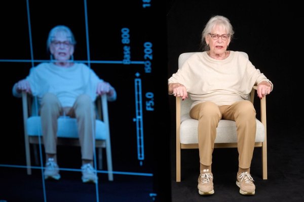 Die Holocaust-Überlebende Eva Weyl wird in einem Studio der TU Dortmund für ein Hologramm bei der Beantwortung von Fragen zu ihrem Leben gefilmt und ist dabei auf einem Monitor zu sehen. - © Bernd Thissen/dpa