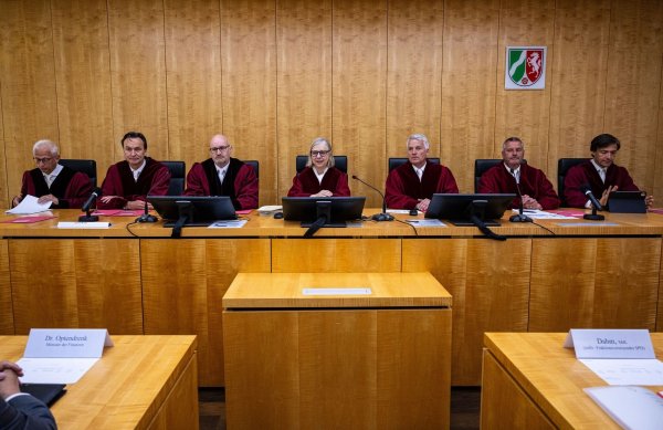 Die Verfassungsrichter des Landes Nordrhein-Westfalen um Präsidentin Barbara Dauner-Lieb (M.) verhandeln zum Thema Kommunalfinanzen. (Archivbild) - © Guido Kirchner/dpa