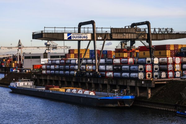 Am Duisburger Hafen werden Container verladen - der Binnenhafen ist als Umschlagplatz wichtig für Nordrhein-Westfalens Industrie. (Symbolbild) - © Oliver Berg/dpa