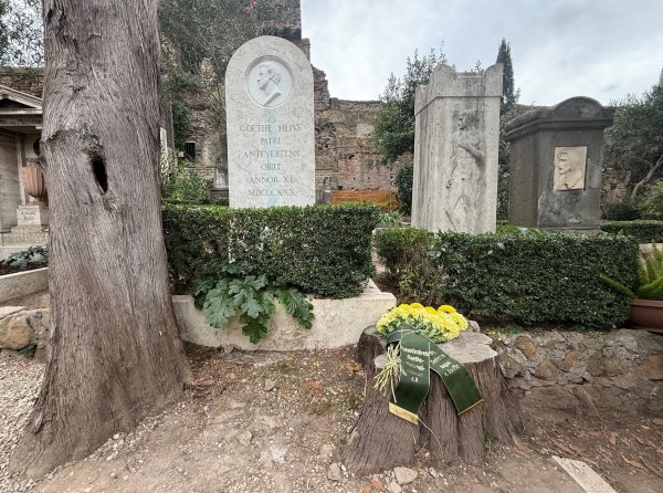 Das Grab von Goethes Sohn August in Rom wurde zum 195. Todestag restauriert - aber sein Vorname fehlt immer noch. - © Christoph Sator/dpa