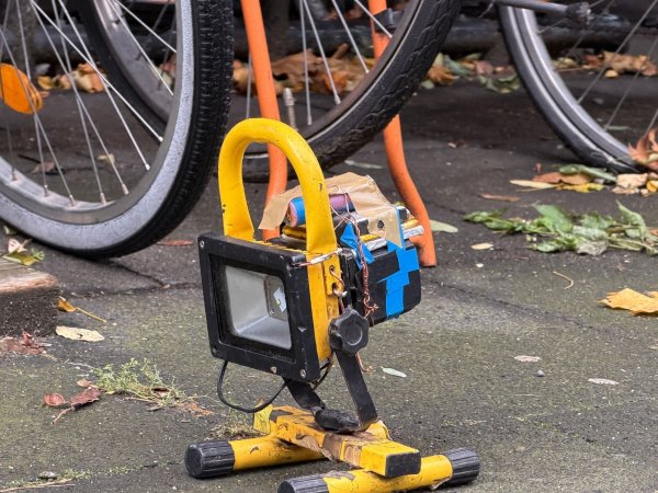 Dieser Bauscheinwerfer sorgte für den Polizeieinsatz - © Benjamin Westhoff/dpa