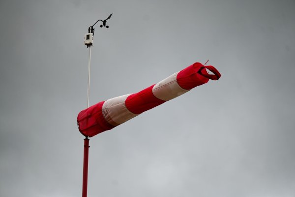 Meteorologen warnen vor Sturmböen mit Windgeschwindigkeiten von bis zu 80 Kilometern pro Stunden. (Symbolbild) - © Marius Bulling/dpa