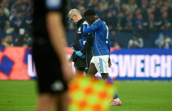Christian Gomis musste gegen Darmstadt verletzt vom Platz. - © Bernd Thissen/dpa