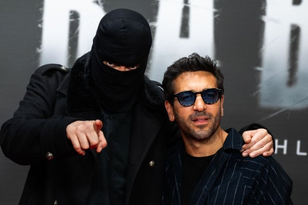 Der Rapper Haftbefehl (links) ist ein Fan großer Posen - hier bei der einer Vorführung zu seiner Dokumentation gemeinsam mit Elyas M\\\'Barek. (Archivfoto) - © Christophe Gateau/dpa
