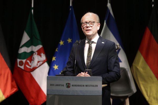 Landtagspräsident André Kuper (CDU) spricht während einer Feierstunde anlässlich des 60. Jubiläums der deutsch-israelischen Beziehungen. (Archivfoto) - © David Young/dpa