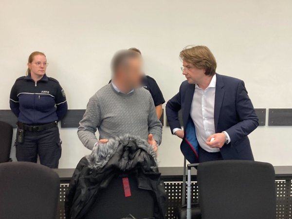 Der Angeklagte betritt mit seinem Anwalt Sebastian Thieme (r) den Gerichtssaal. - © Carsten Linnhoff/dpa