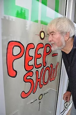 Die ist nichts Unanständiges, sondern Werbung für den zukünftigen (möglichen) Bürgerladen in Lipperreihe. Was man durch die Gucklöcher sehen kann, zeigt das Foto unten.