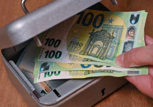 Auf das Geld und den Schmuck älterer Menschen haben es viele Trickbetrüger abgesehen. Bei einer neuen Masche geben sich die Kriminellen als Gutachter des Medizinischen Dienstes aus. (Symbolbild) - © Patrick Pleul/dpa-Zentralbild/dpa