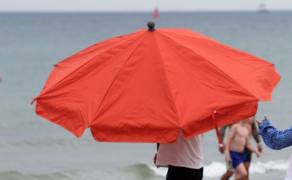 Der Deutschland-Tourismus fiel im Juli vielfach ins Wasser. (Archivbild) - © Bernd Wüstneck/dpa