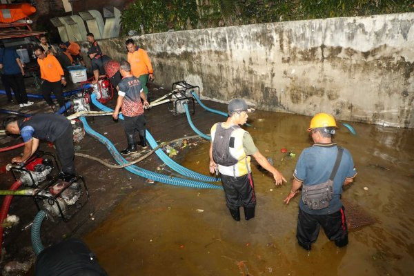 Viele Straßen in der Hauptstadt Denpasar wurden überschwemmt. - © Uncredited/National Disaster Management Agency/dpa