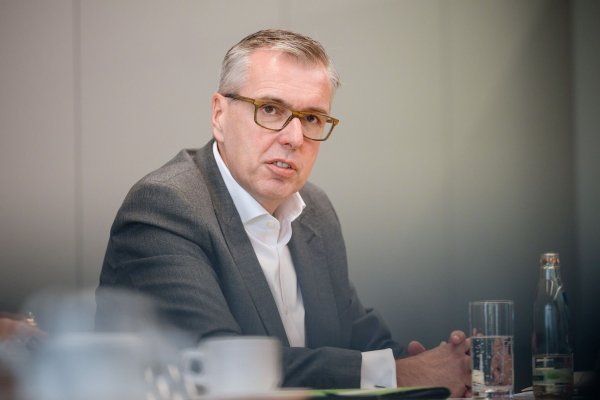 ZF-Chef Klein geht zum Monatsende. (Archivbild) - © Oliver Dietze/dpa