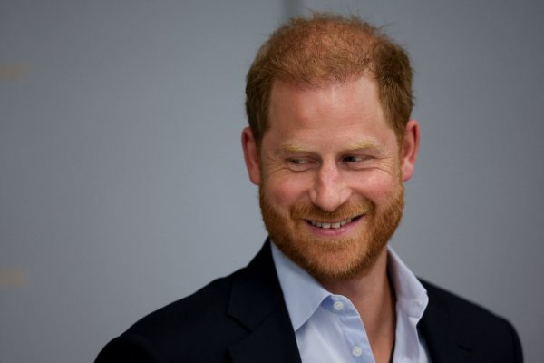 Hat Prinz Harry wieder Grund zu lachen? Britische Medien spekulieren über eine sich abzeichnende Versöhnung mit seinem Vater König Charles. - © Suzanne Plunkett/PA Wire/dpa