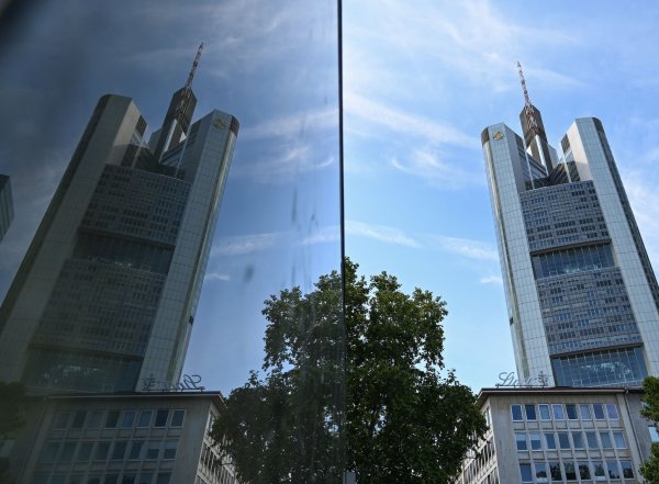 Stellenabbau und steigende Gewinne sollen der Commerzbank die Eigenständigkeit bewahren. (Archivbild) - © Arne Dedert/dpa