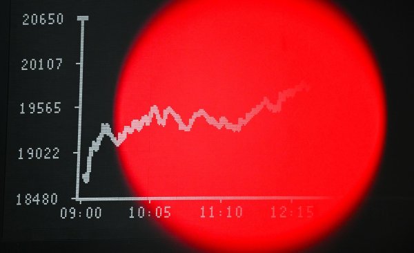 Viele setzen für die private Altersvorsorge auf die Börse. (Symbolbild) - © Arne Dedert/dpa/dpa-tmn