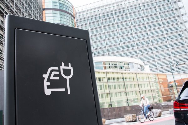 Eine Studie sieht die europäische Autoindustrie auf gutem Weg zu mehr Elektromobilität und warnt vor den Auswirkungen durch Verzögerungen. (Archivbild) - © Alicia Windzio/dpa