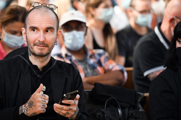 Einer der auffälligen Kandidaten in der NRW-Kommunalwahl: Mark Benecke alias «Dr. Made». (Archivbild) - © Federico Gambarini/dpa