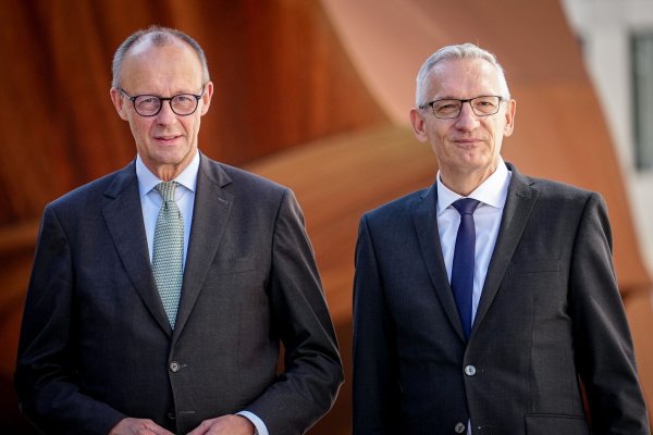 Kanzler Friedrich Merz (CDU) nimmt an der Amtseinführung des neuen BND-Präsidenten Martin Jäger teil. - © Kay Nietfeld/dpa