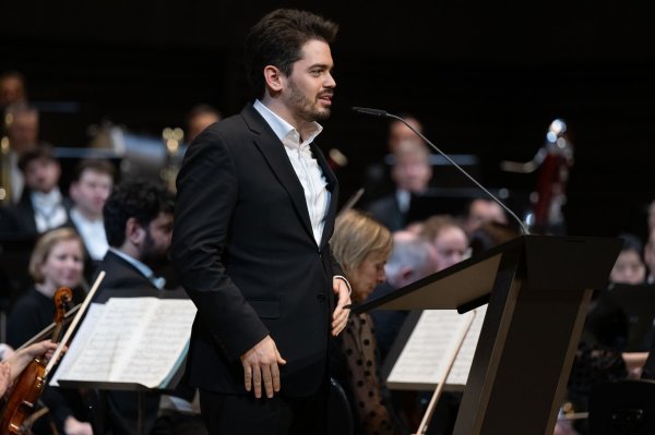 Lahav Shani wurde von einem Festival in Belgien ausgeladen (Archivbild). - © Sven Hoppe/dpa
