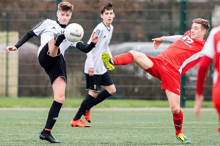 Kalt erwischt: Nur wenige Minuten nach dem Anpfiff schepperte es im Gehäuse des BSV-Keepers Gilles Lucien Bäcker. Danach mußten die B-Junioren von Trainer Lütfi Soylu der Führung hinterherlaufen. In dieser Szene klärt Michael Ring (BSV, links) knapp vor dem Gästestürmer Elia Benjamin König, im Hintergrund beobachtet von Fabian Schramm. - © Egon Penner