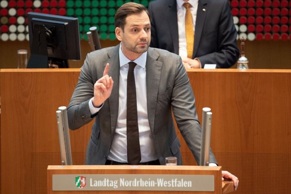 Marc Lürbke von der FDP spricht im Landtag Nordrhein-Westfalens. - © Federico Gambarini/dpa/Archivbild