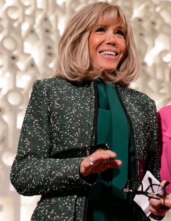 Brigitte Macron, Ehefrau des französischen Präsidenten Macron, während ihres Besuchs von Planet Word, einem interaktiven Museum. - © Carolyn Kaster/AP/dpa