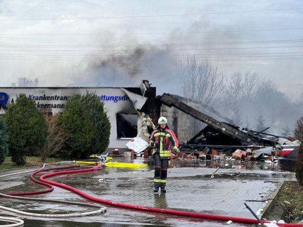 Ein Feuerwehrmann steht nach der Detonation in der Rettungswache in Osterweddingen vor Trümmern. - © Thomas Schulz/TNN/dpa