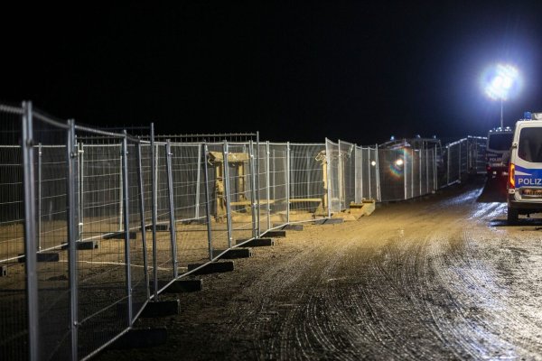 Der Schutzzaun rund um Lützerath wird von der Polizei bewacht. - © Thomas Banneyer/dpa/Archivbild