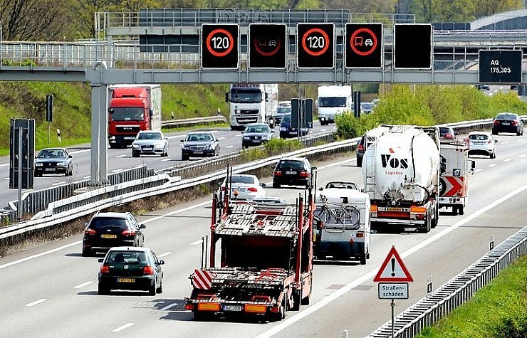 Die Verkehrsbeeinflussungsanlage steuert den Kraftverkehr auf der Autobahn 2. - © FOTO: DPA