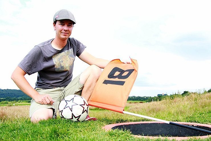Am Ziel: Dominic Sohn am gefürchteten Loch 18, das so manchen Spieler schon Nerven gekostet hat. - © Foto: Tegethoff