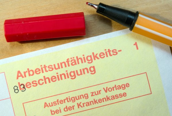 .Eine Arbeitsunfähigkeitsbescheinigung - Ausfertigung zur Vorlage bei der Krankenkasse - liegt auf einem Tisch. Kommt das neue Gesetz durch, wäre die schriftliche Krankmeldung größtenteils Geschichte. - © Patrick Pleul/dpa-Zentralbild/dpa