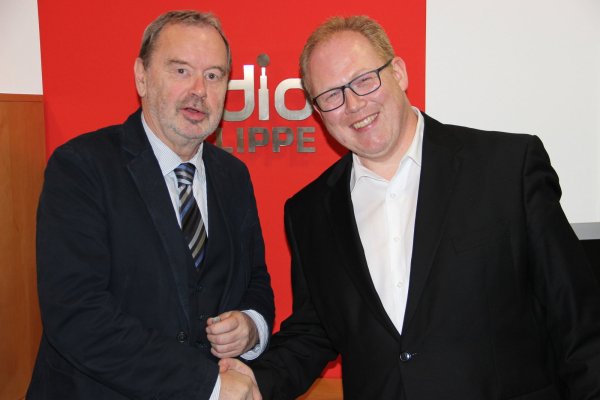 Der neue Chefredakteur Lars Cohrs (rechts) mit dem Vorsitzenden Karl Dittmar des Vereins Veranstaltergemeinschaft für lokalen Rundfunk im Kreis Lippe, der für das Programm und die Redaktion von Radio Lippe verantwortlich ist. - © Radio Lippe