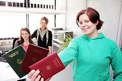 Jenny Czychun (rechts) mit Olga Schmidt (links) und Viola Bröckel im Bürgerbüro. - © Foto: Rademacher