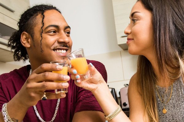 Prost! Viele Ingwershots schneiden im Test gut ab. - © Christin Klose/dpa-tmn