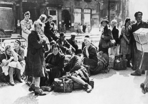 Flüchtlinge warten 1945 in Berlin auf ihren Abtransport. Rund 14 Millionen Deutsche waren im Zweiten Weltkrieg auf der Flucht, schätzen Historiker. Ein Großteil der Vertriebenen stammte aus Ostpreußen. - © DPA