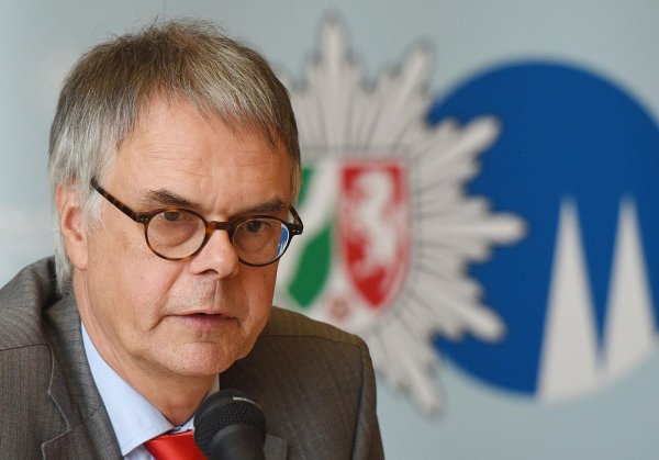 Wolfgang Albers, damals Kölner Polizeipräsident, spricht bei einer Pressekonferenz. - © Henning Kaiser/dpa/Archivbild