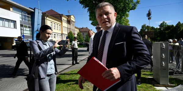 Robert Fico kurz vor dem Attentat in Handlova. Der Stellvertreter des Regierungschefs sagt, sein Zustand habe sich «stabilisiert, ist aber weiterhin ernst». - © Radovan Stoklasa/TASR/dpa