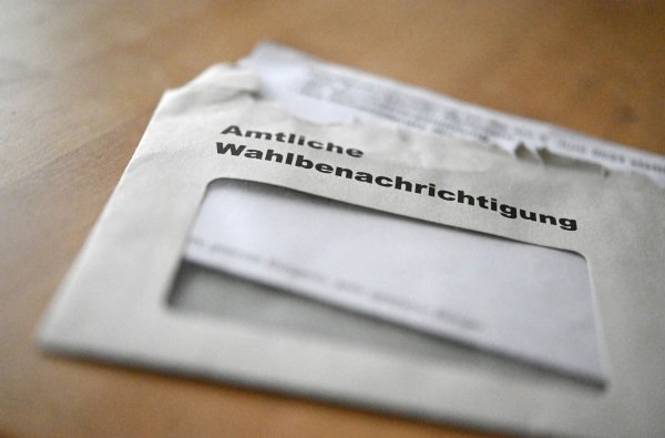 Eine geöffnete amtliche Wahlbenachrichtigung liegt auf einem Tisch. - © Marijan Murat/dpa
