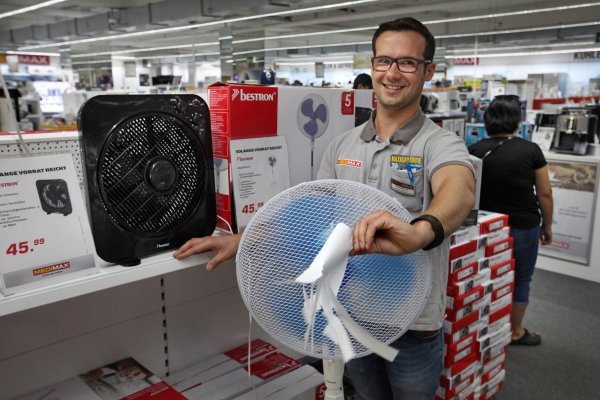 Marcel Multhaupt, stellvertretender Filialleiter vom Elektromarkt „Medimax" in Detmold mit einem Ventilator. - © Bernhard Preuss