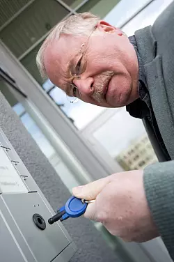Der Detmolder P&auml;dagoge Klaus Ke&szlig;ler steckt seinen Schl&uuml;ssel in ein Schloss der neuen elektronischen Schlie&szlig;anlage des Felix-Fechenbach-Berufskollegs. - &copy; Oliver Krato