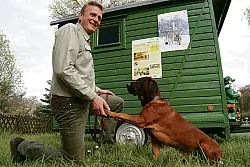 Revierförster Achim Büscher mit seinem Jagdhund Falk, einem engen Verwandten des Wolfes. - © FOTO: STEFAN LYRATH