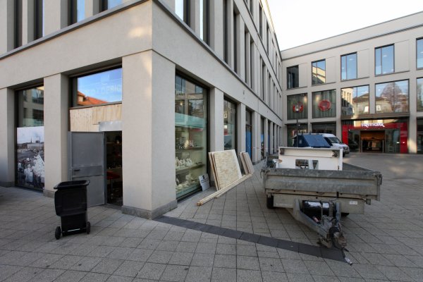 Aufräumen: Bei dem Blitzeinbruch in das Juwelier-Geschäft im Ex-Hertie-Gebäude ist auch eine Vitrine, die neben der Eingangstür stand, zu Bruch gegangen. Die Reste liegen schon zum Abtransport bereit auf einem Anhänger. Die völlig zerstörte Eingangstür wird zunächst durch eine Bautür ersetzt. - © Bernhard Preuss
