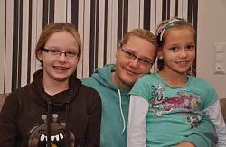 Manuela Sch&ouml;ck und ihre T&ouml;chter Chantal (11) sowie Amelie (8) m&ouml;chten ihren Mann und Vater gerne zu Hause haben. Dort macht er die gr&ouml;&szlig;ten Fortschritte. Die Belastung aber ist immens. - &copy; FOTO: KARIN PRIGNITZ
