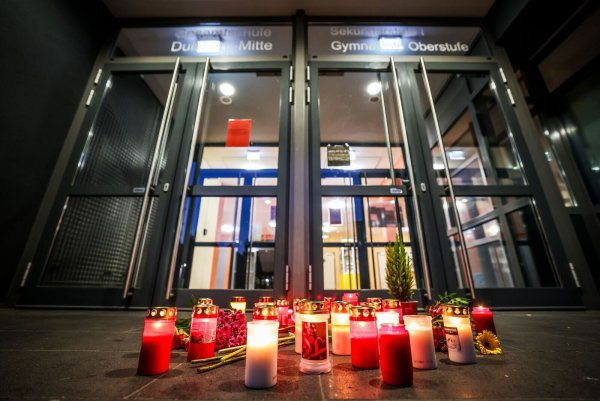 Trauer und Schock an der Gesamtschule sind gewaltig. - © Christoph Reichwein/dpa